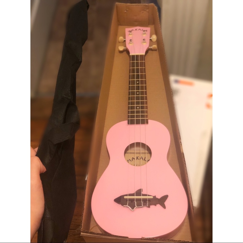 Makala ukulele pink